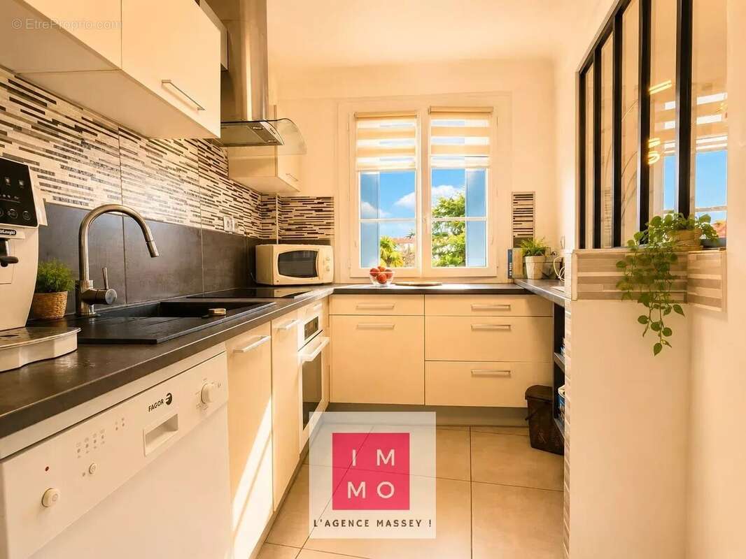 T3 lumineux de 56 m² – Balcon, grand garage, cave et parking – Secteur Jardin Massey - photo 5