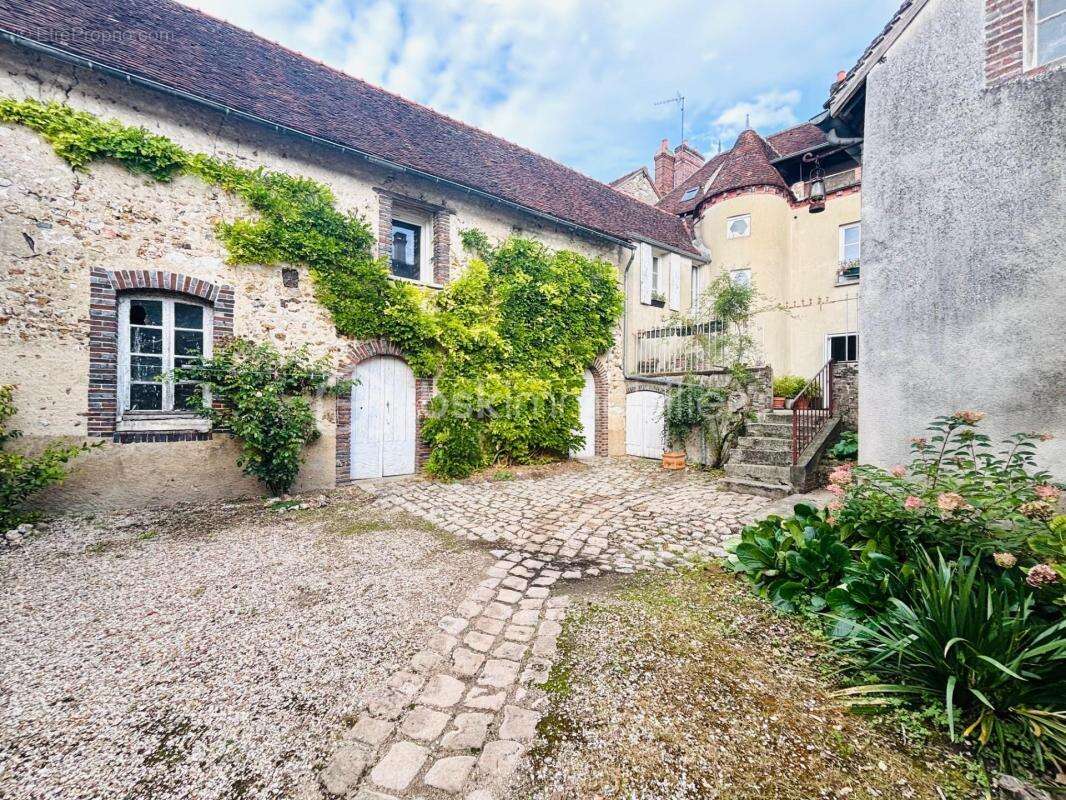 Maison à VILLENEUVE-SUR-YONNE