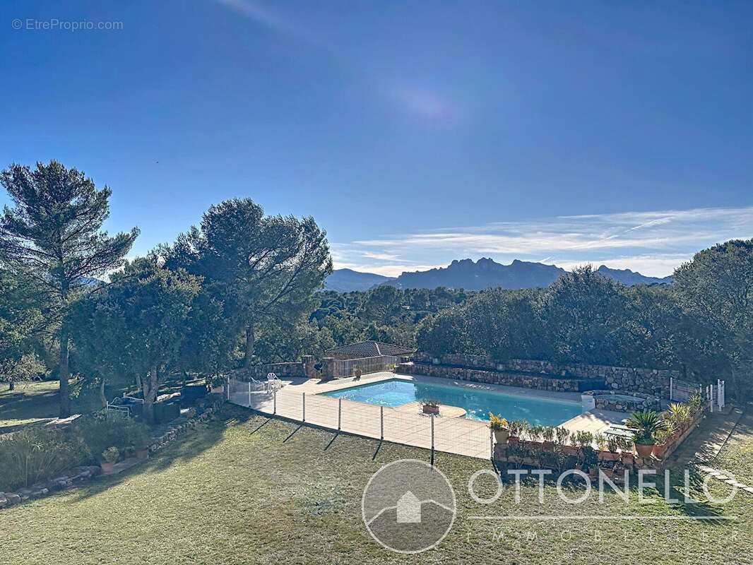 Maison à ROQUEBRUNE-SUR-ARGENS