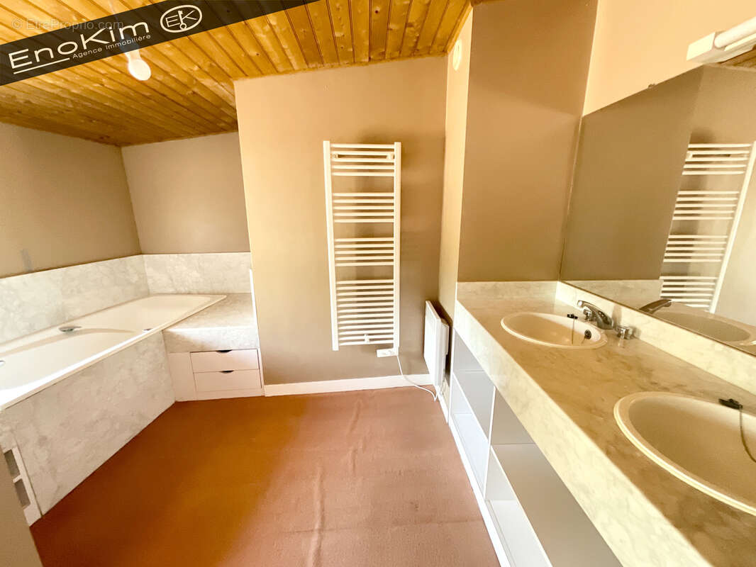 Ensemble immobilier avec maison d'habitation et local commercial - Fort potentiel. - photo 7