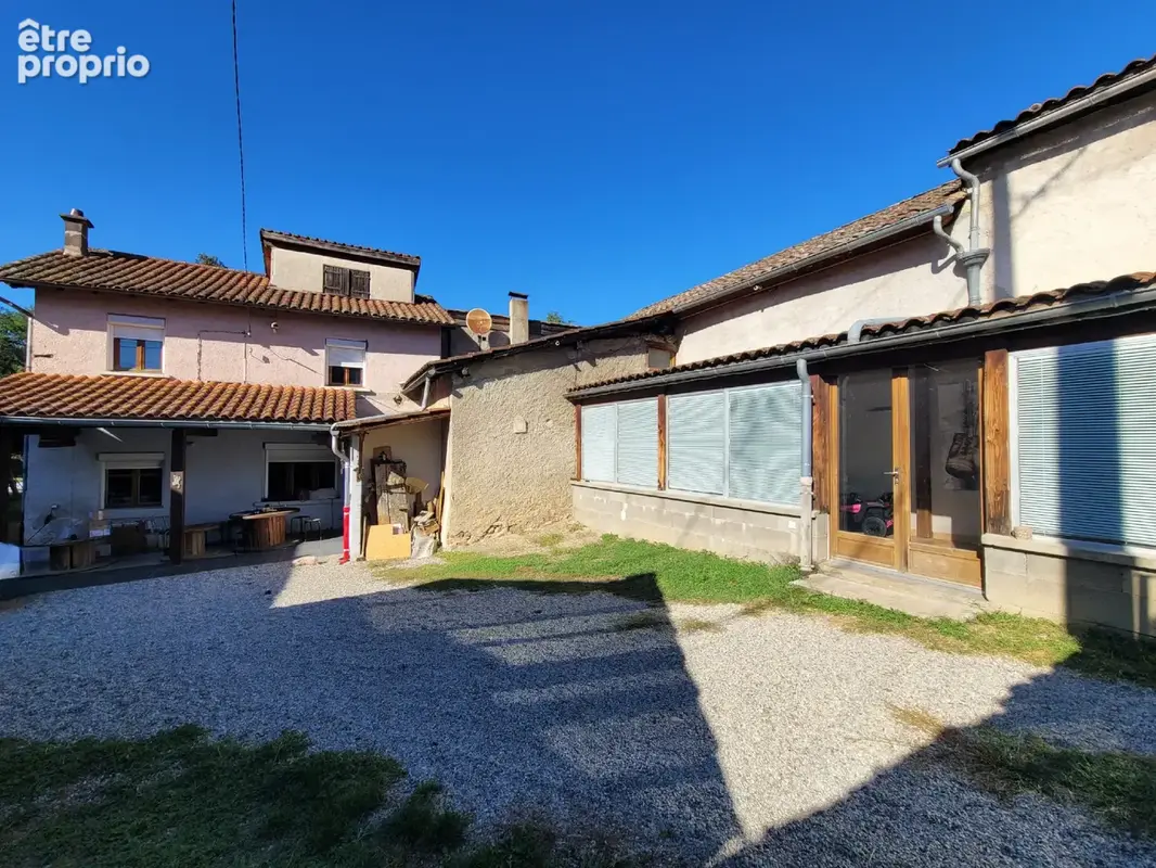 Reyrieux   Maison familiale à rénover de 157 m2 avec studio indépendant, piscine et double garage - photo 2