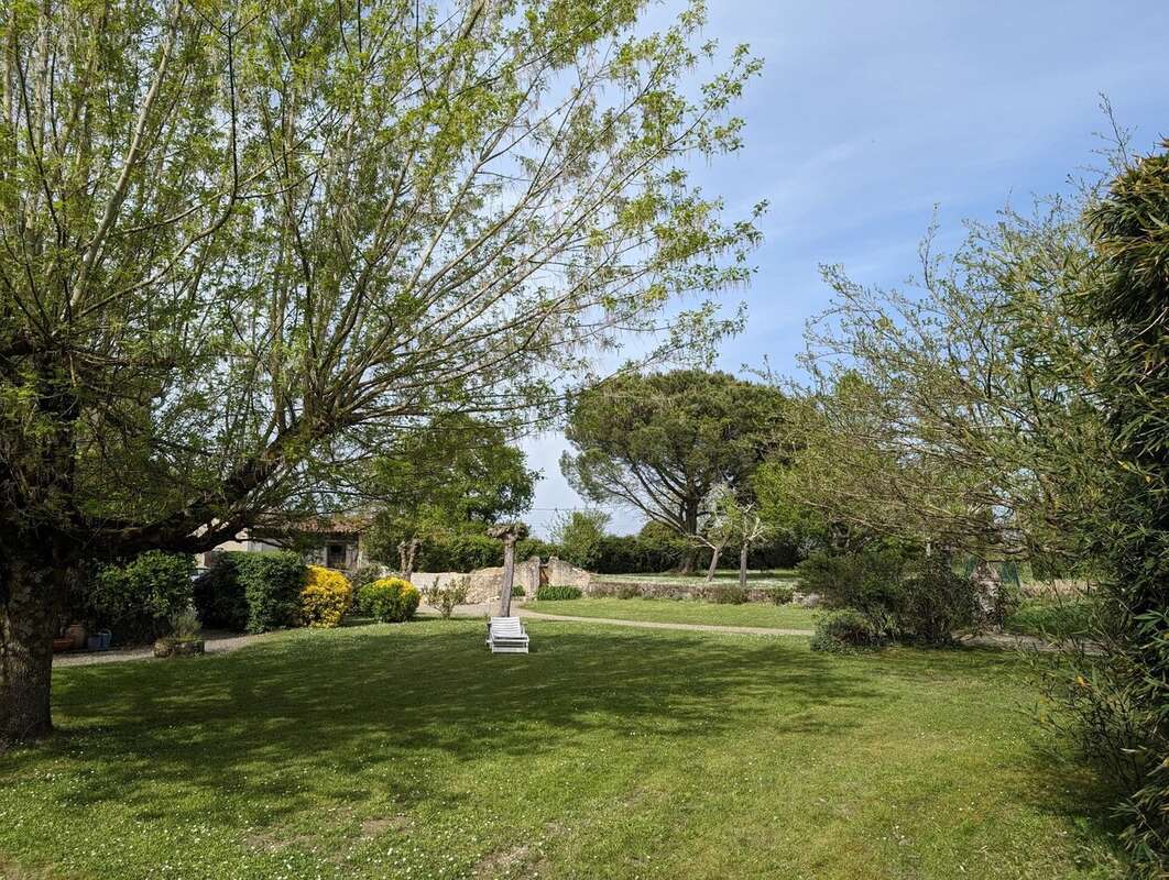 Maison de caractère avec 4 chambres sur 'environ 7318 m². - photo 43