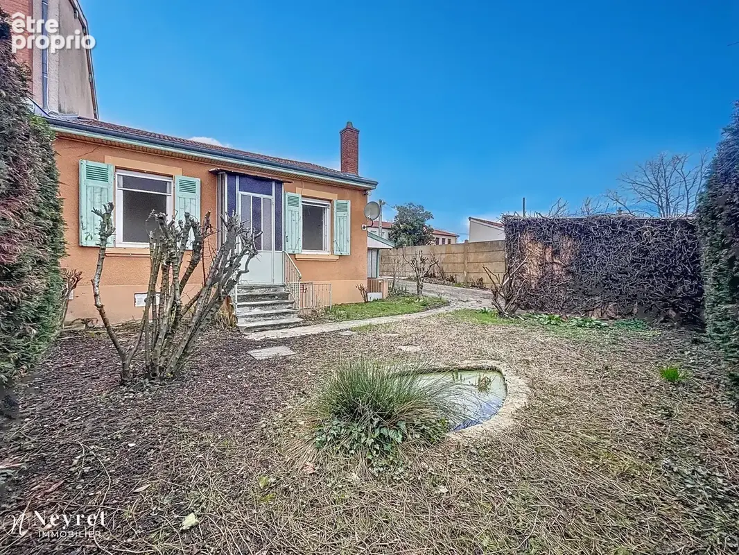 Maison de plain-pied avec jardin et double garages - photo 1