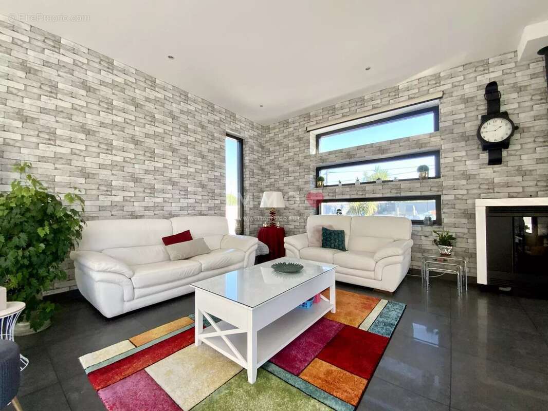 Maison contemporaine lumineuse avec piscine et jardin paysagé - photo 9