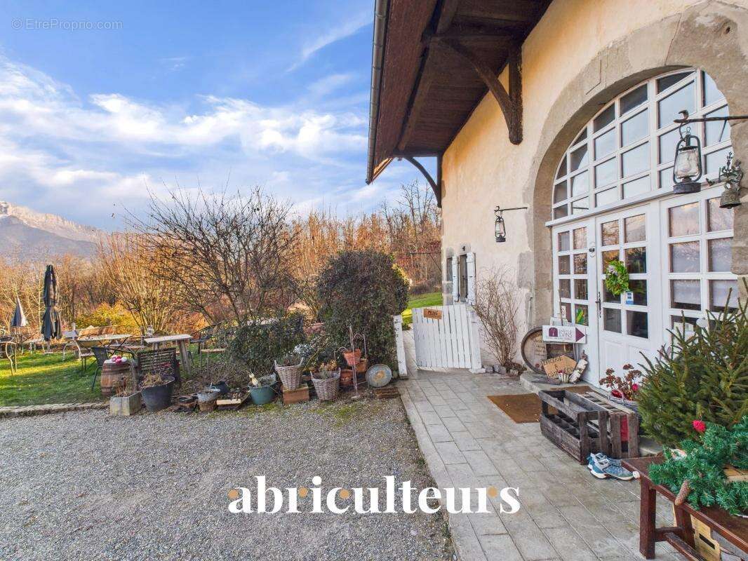 Ancien corps de ferme rénové avec vue panoramique en vente à  Charvonnex Annecy (74370) - photo 2