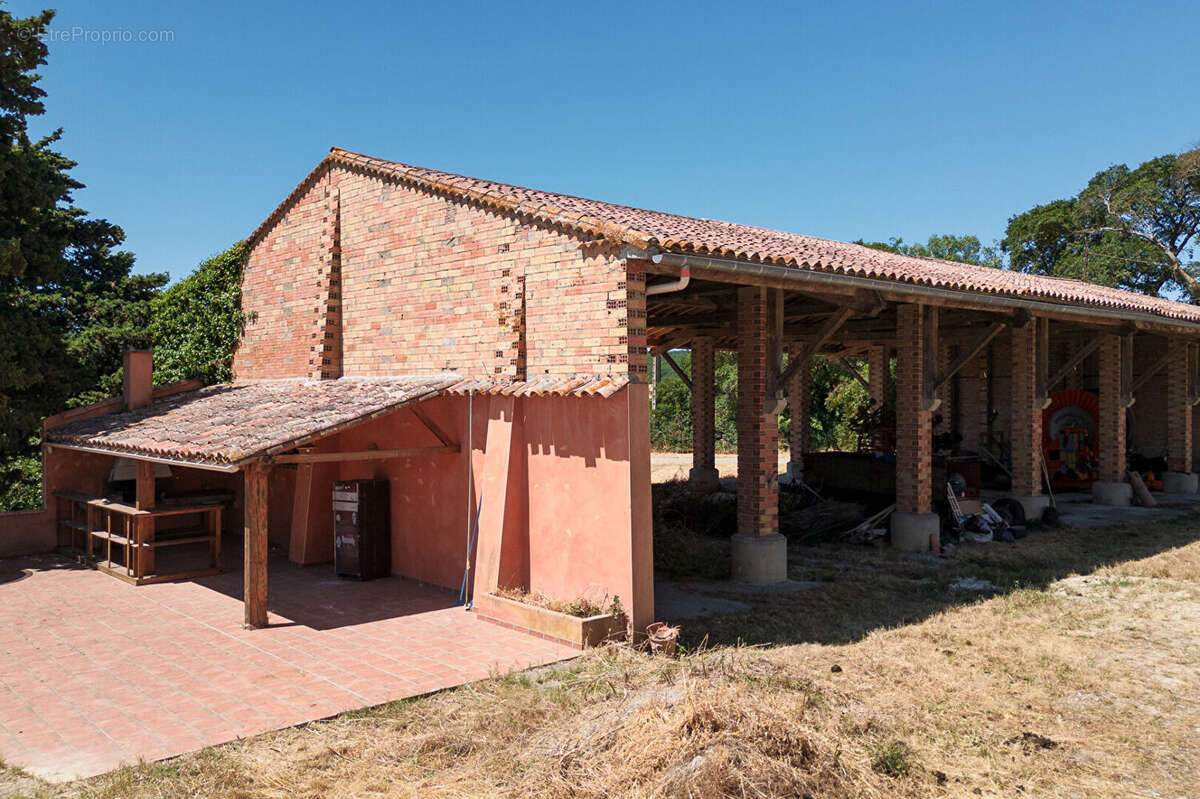 CARCASSONNE - RAZES Corps de ferme T12  976m² (412m² hab.) avec 2 logements, piscine, et dépendances, sur 1 hectare - photo 16