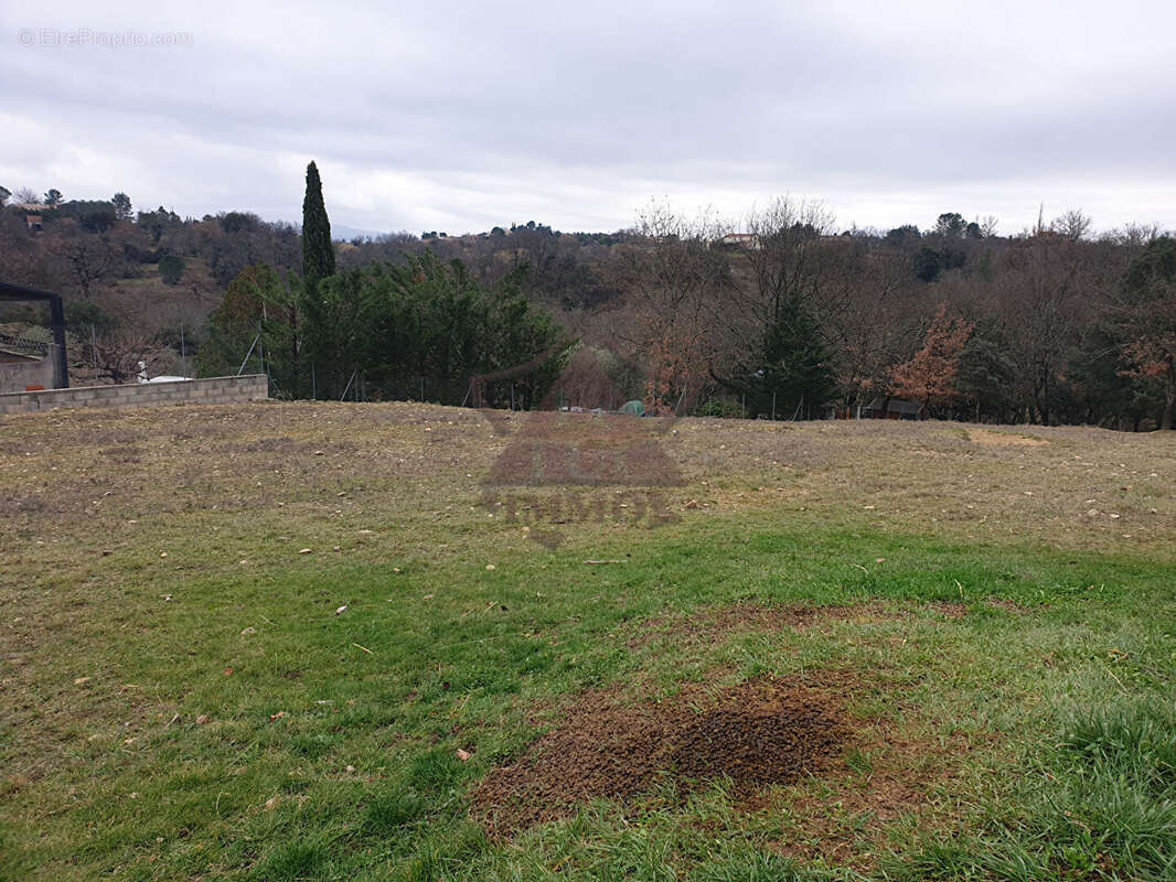 Terrain à LES MAGES