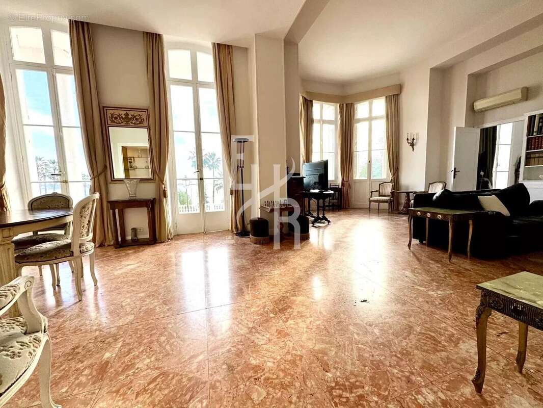 Appartement à VALLAURIS