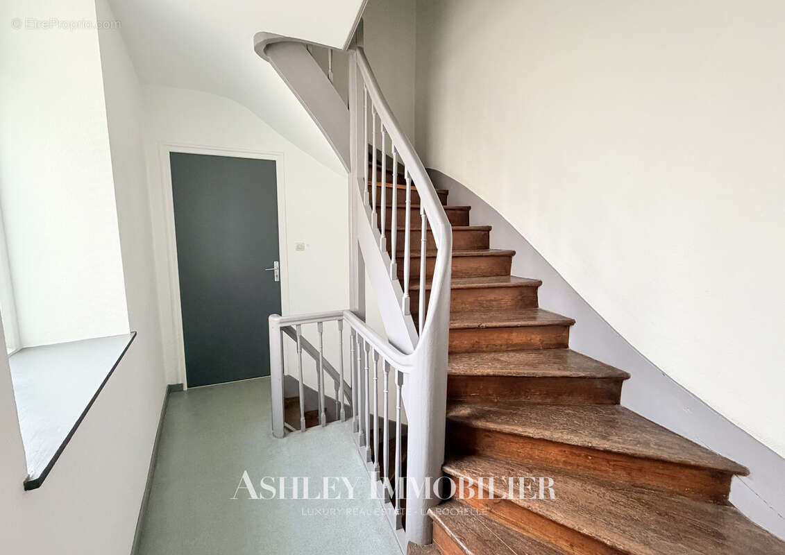 À vendre : immeuble de caractère situé à seulement 200 m du marché central de La Rochelle, comprenant 7 appart - photo 7