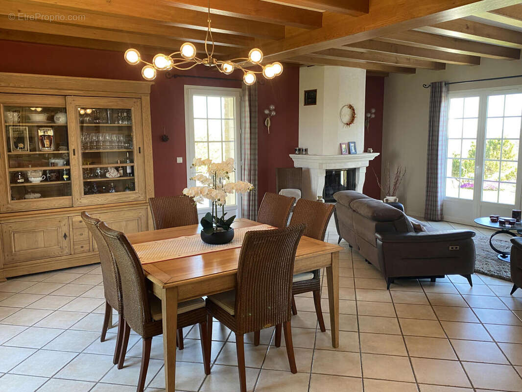 sam - Maison à BARBEZIEUX-SAINT-HILAIRE