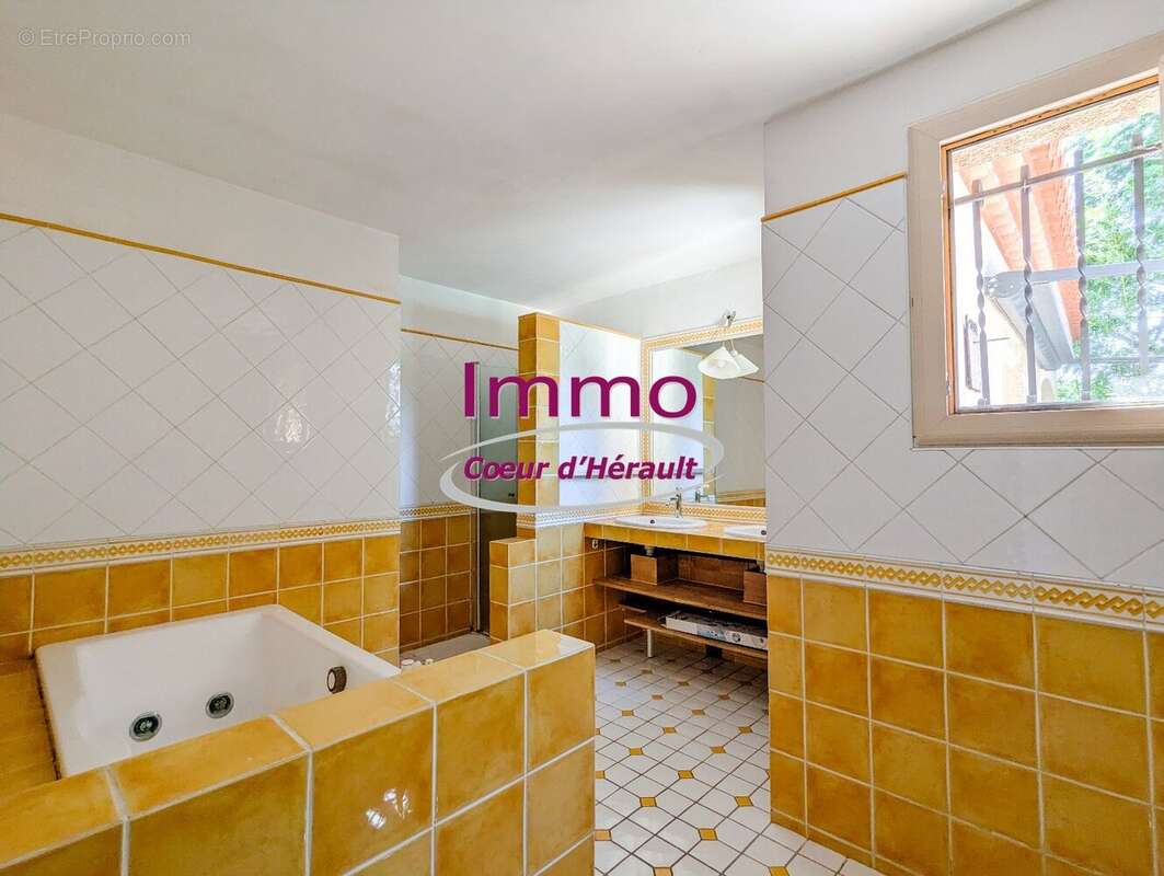 Grande villa avec piscine et dépendance - photo 10