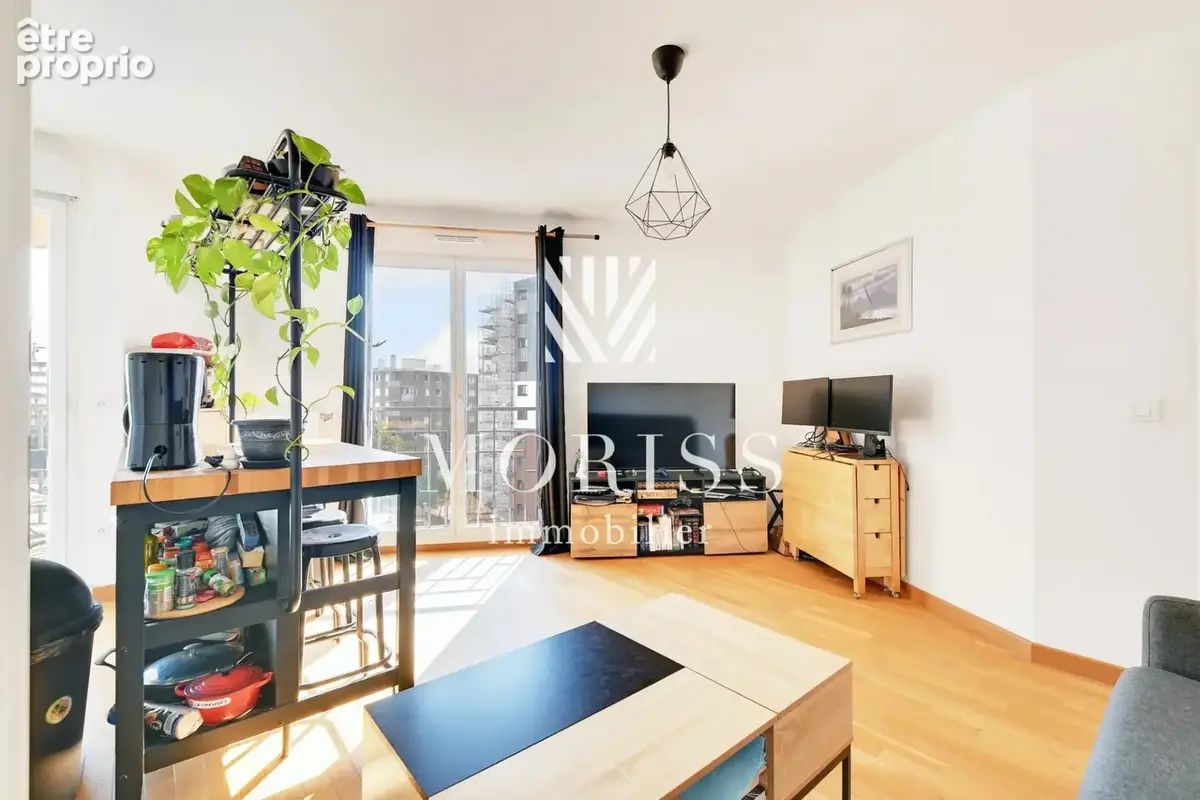 Saint-Ouen-sur-Seine – Superbe 2 pièces avec balcon et vue dégagée sur Montmartre - photo 2