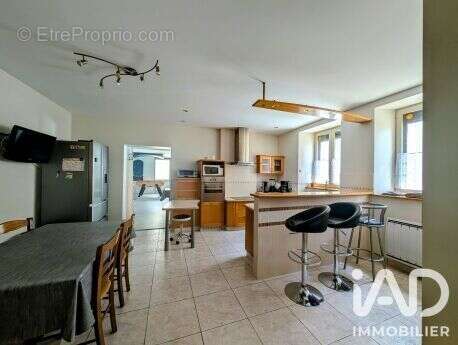 Maison 248 m² à Yvre-Le-Polin  - photo 6
