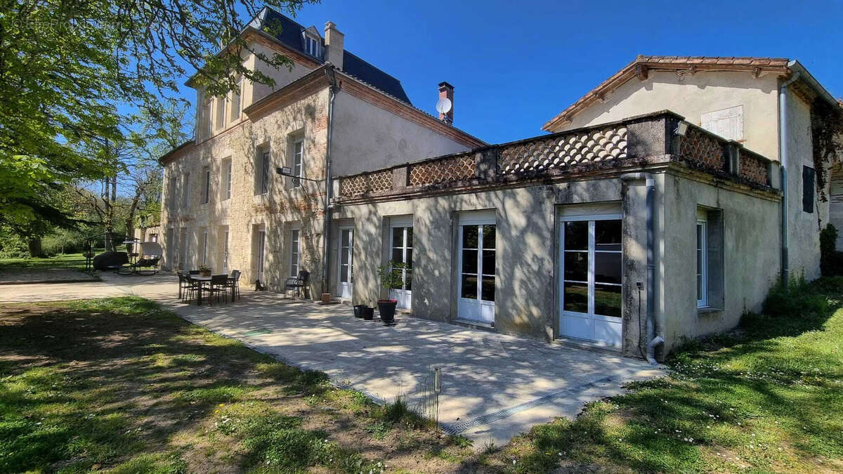 Très beau château datant du XVI ème entièrement rénové au milieu de 50 hectares et ses trois lacs situé dans l - photo 97