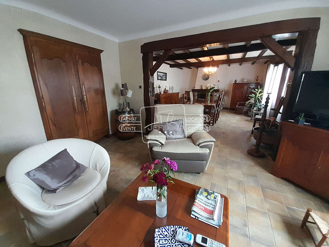Maison à SAINT-CHRISTOPHE-LA-COUPERIE
