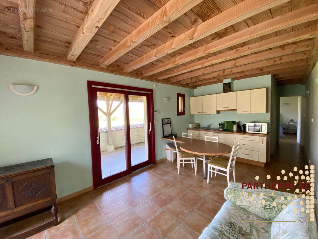 Maison 257 m² à Gourge  - photo 8