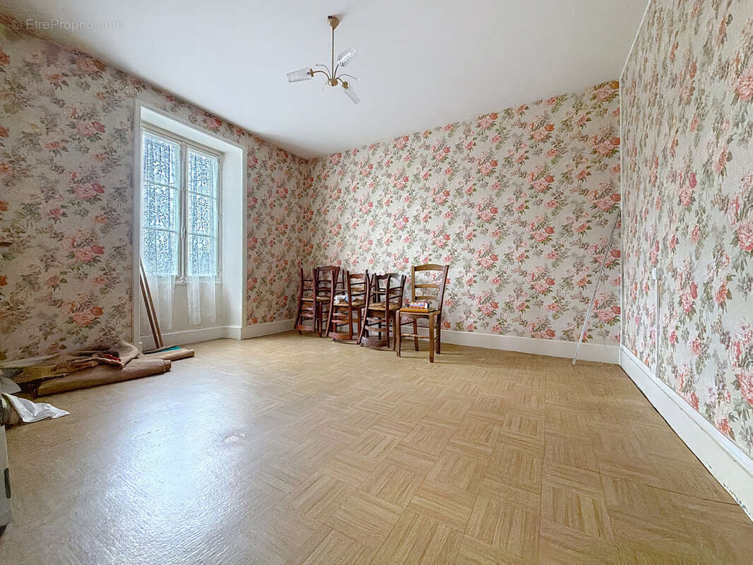 Maison à SAINT-CYR-LA-ROCHE