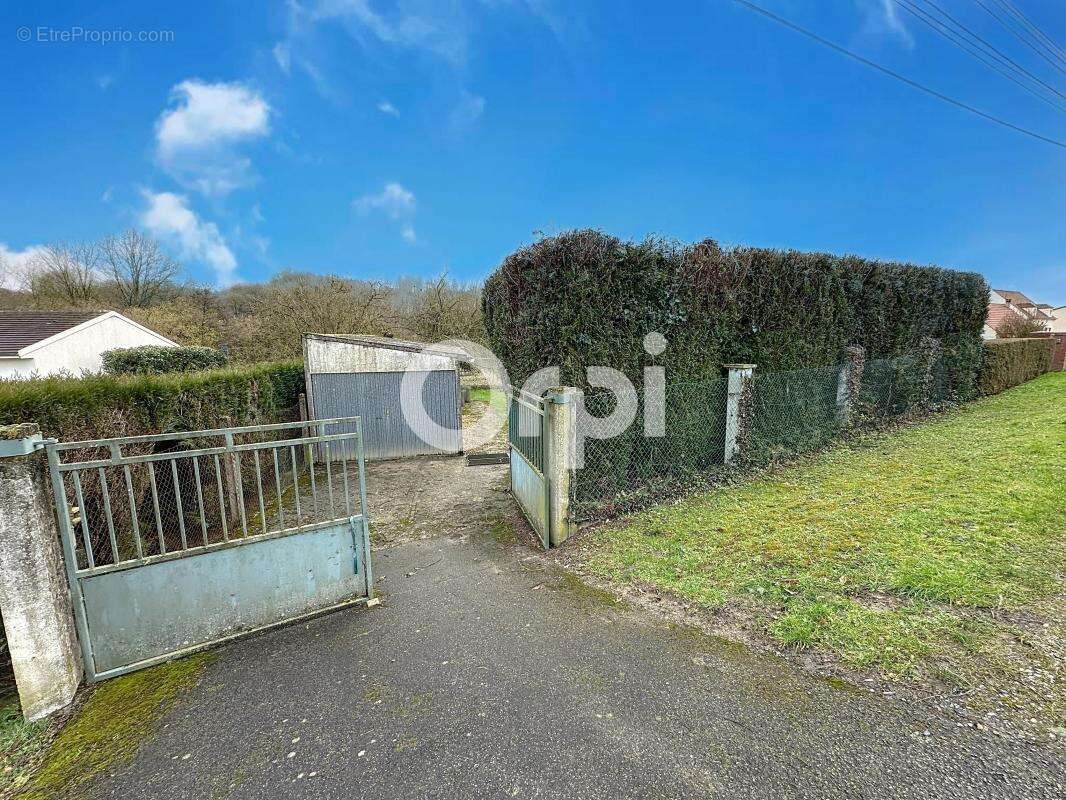 Terrain à LA NEUVILLE-SUR-RESSONS