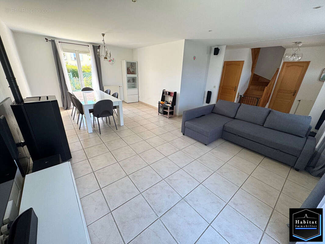 Maison à PEROY-LES-GOMBRIES