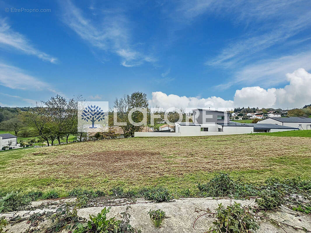 Terrain viabilisé et constructible de 823 m² à Bressuire. - photo 2