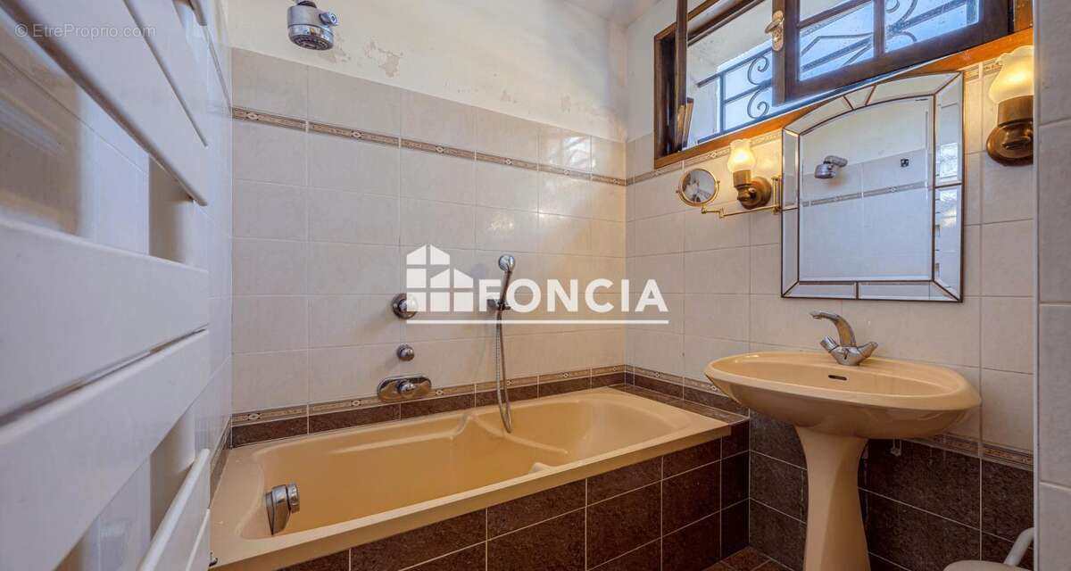 Chavanod - Belle propriété avec piscine, grand terrain et garage de 50 m² - photo 11