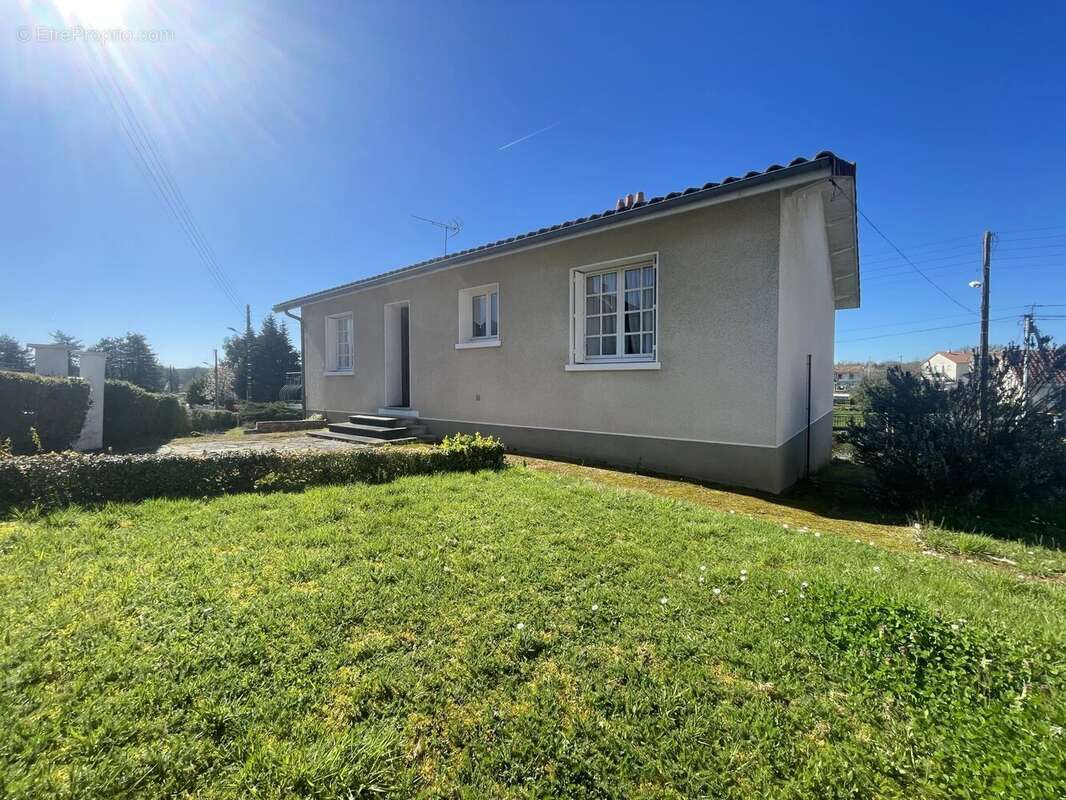 Maison 86 m² à Chabanais  - photo 2
