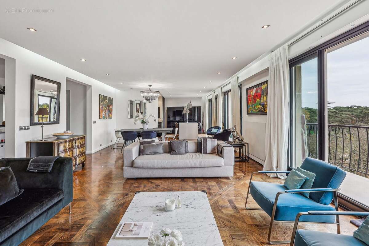Appartement à NEUILLY-SUR-SEINE