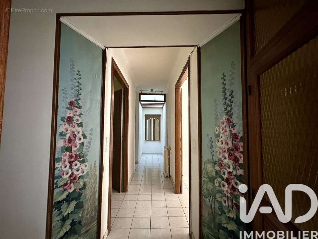 Maison 257 m² à Saint-Saturnin-De-Lucian  - photo 7