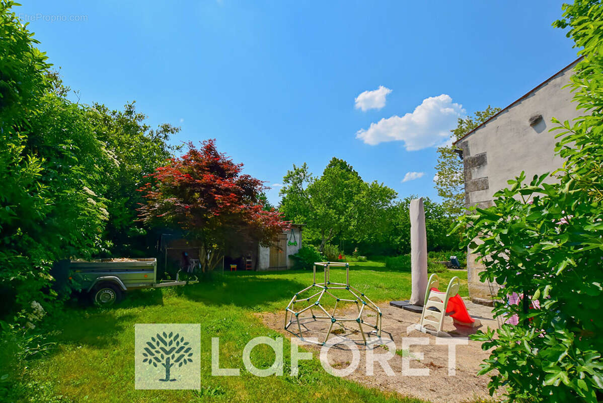 Maison à SAINT-GENIS-DE-SAINTONGE