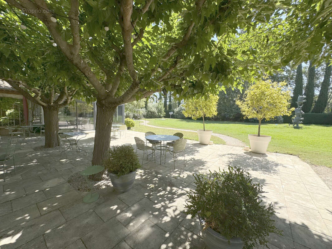 Proche de l'isle sur la sorgue, une propriété au fil de l'eau - photo 6