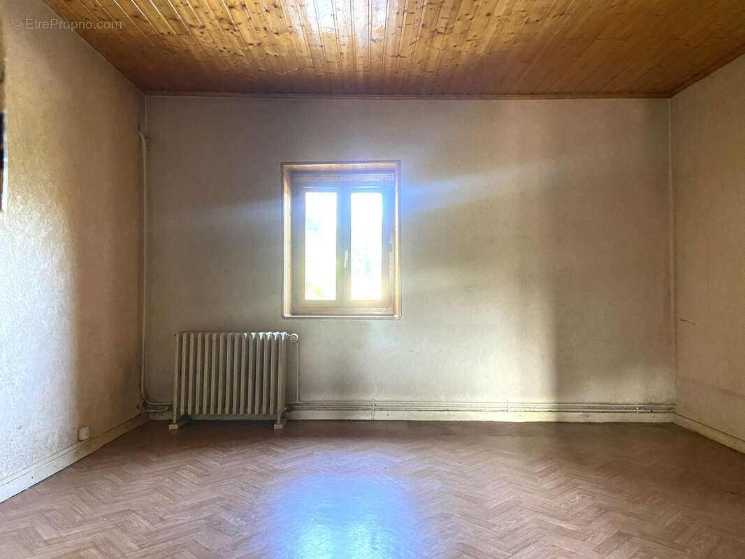 Maison T4 avec dépendances, caves et terrain   Beau potentiel - photo 5