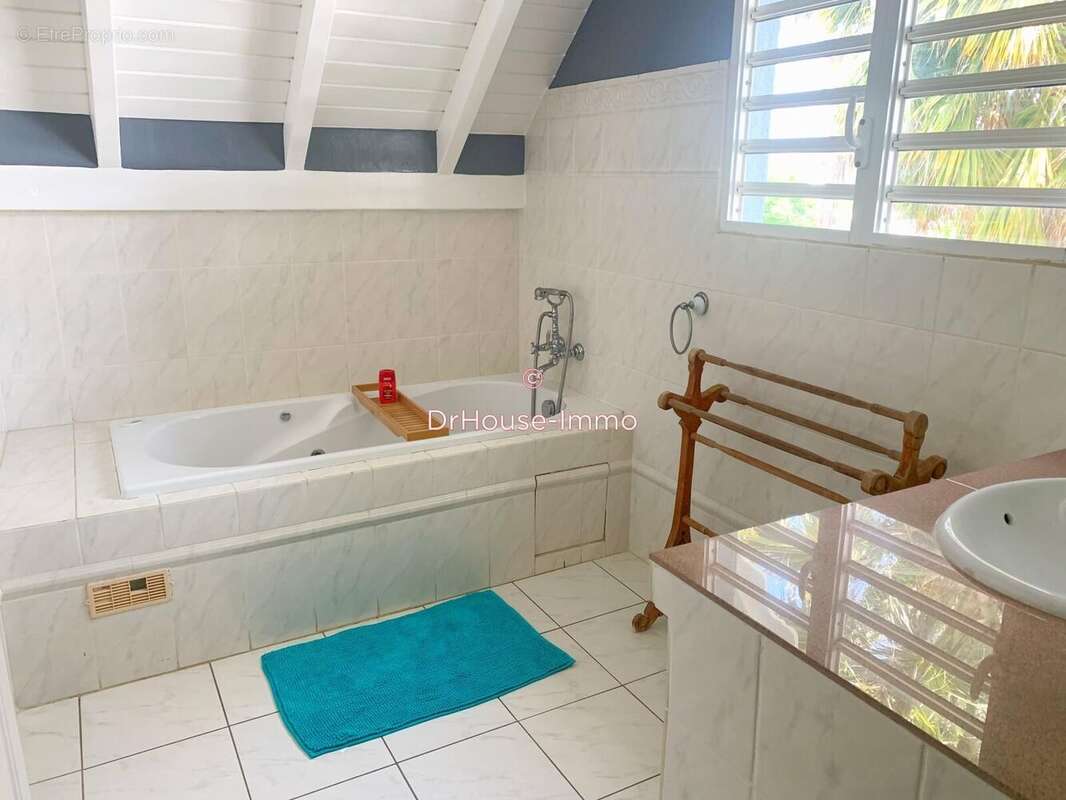 Maison 103 m² à Sainte-Rose  - photo 4