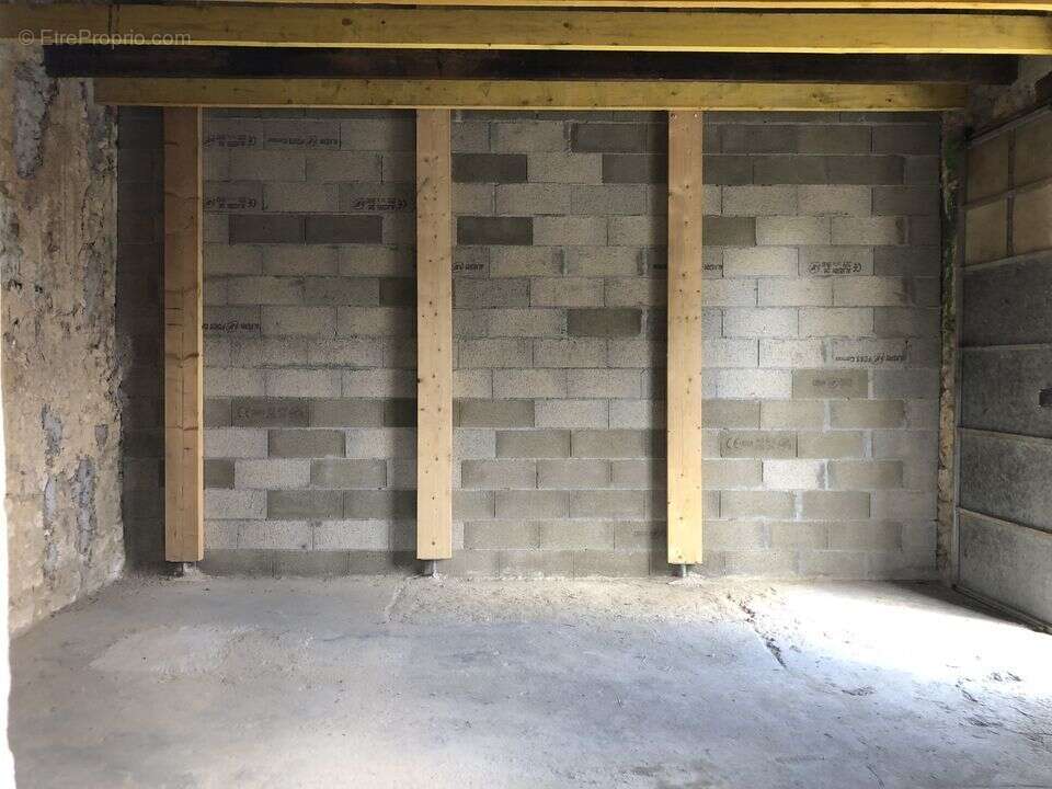 LESPARRE CENTRE GARAGE  RENOVE 29 m2 AVEC COUR  - Parking à LESPARRE-MEDOC
