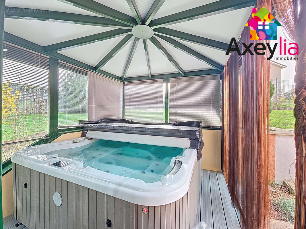 Maison à SAINT-SYMPHORIEN-DE-LAY