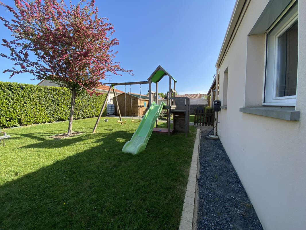 Maison à VILLEDIEU-LA-BLOUERE