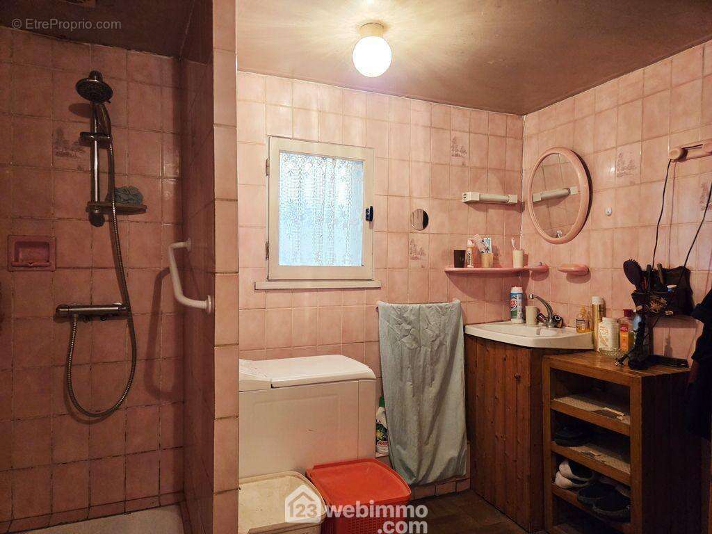 d'une salle de bain avec douche et baignoire,