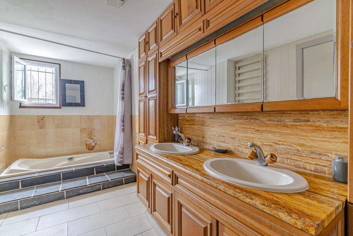 Maison à LE THILLAY