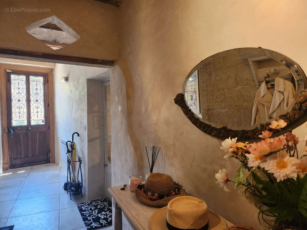 UZES Centre, Elégante maison de caractère d'exception, vendue meublée, jardin, terrasse et garage - photo 11