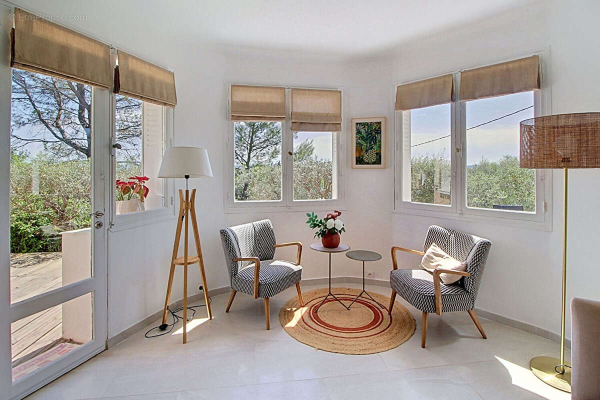 A VENDRE à LORGUES ! Maison de type T6 pièces  de 144 m² + piscine + garage sur un terrain de 1692m² - photo 15