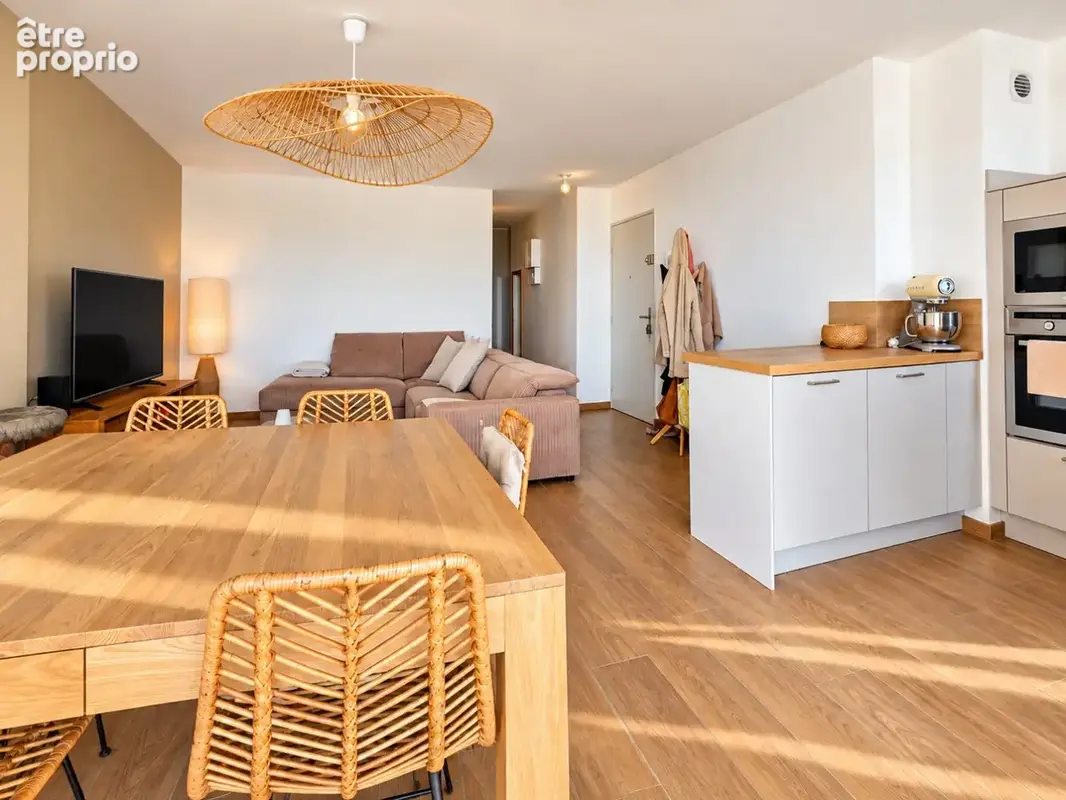 Côté Port, une vue panoramique sur la mer, le port et le Mont Saint-Clair pour ce superbe appartement rénové avec piscine, entre - photo 7