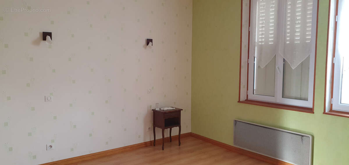 Grande maison avec dependances et cour - photo 12