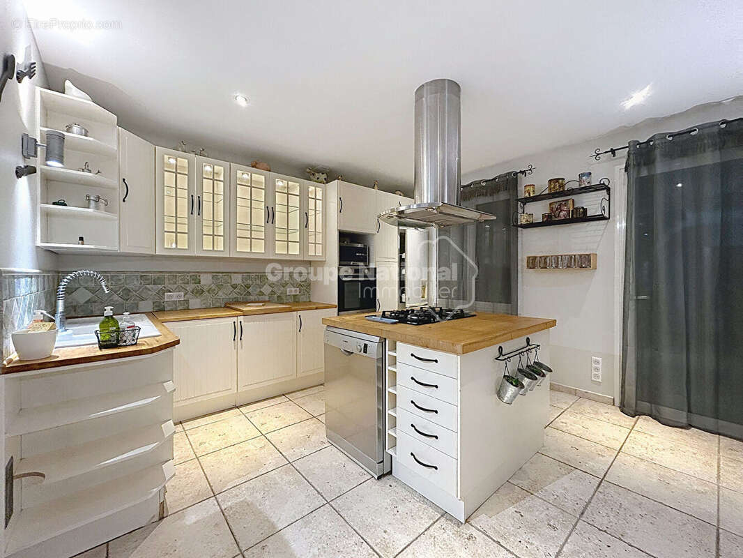 Valreas Maison en R+1 de 157m2 avec  3 Chambres, 1 SDB et 1 SDE, piscine 1000m 2 de Jardin - photo 8