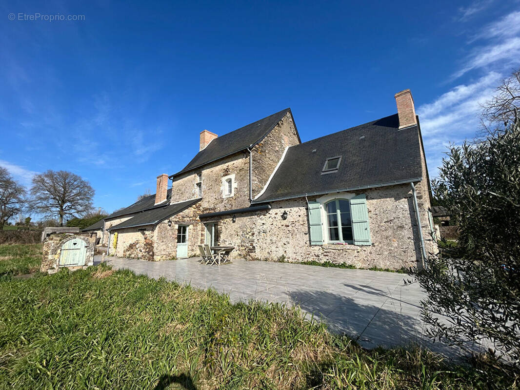 Maison à BECON-LES-GRANITS