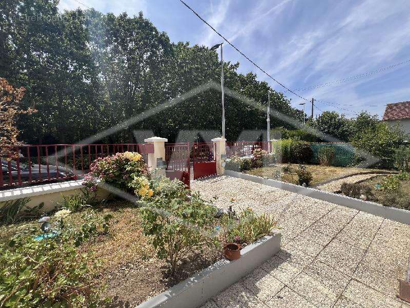 Maison 112 m² à Combs-La-Ville  - photo 2