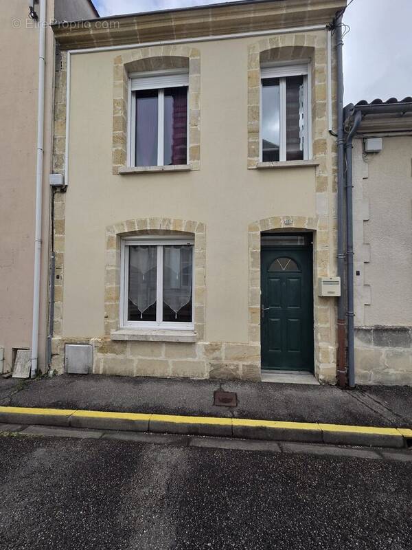 Maison à COUTRAS
