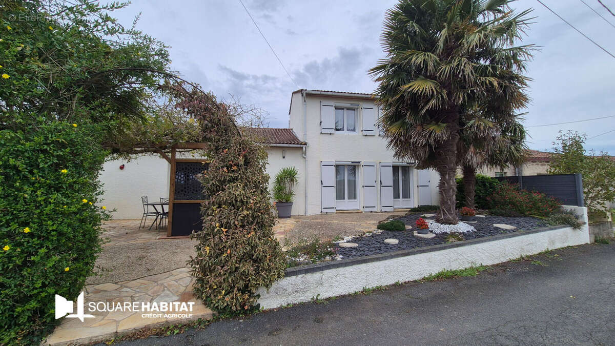 Maison à SAINT-MACAIRE-EN-MAUGES