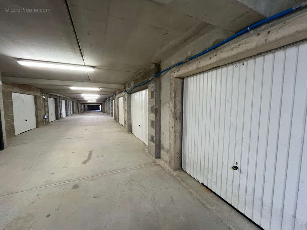 Parking à FLEURY