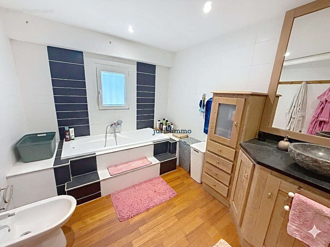 Appartement à CAMARET-SUR-AIGUES
