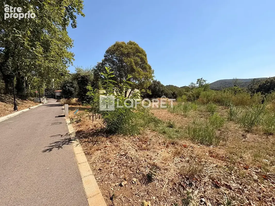 Terrain a batir les cluses de 831 m2 - photo 1