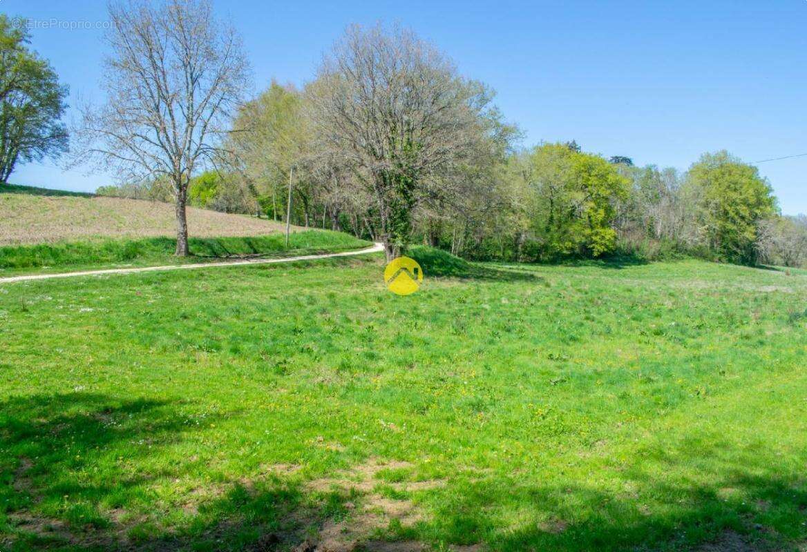 Terrain à SAINT-GEORGES-DE-MONTCLARD